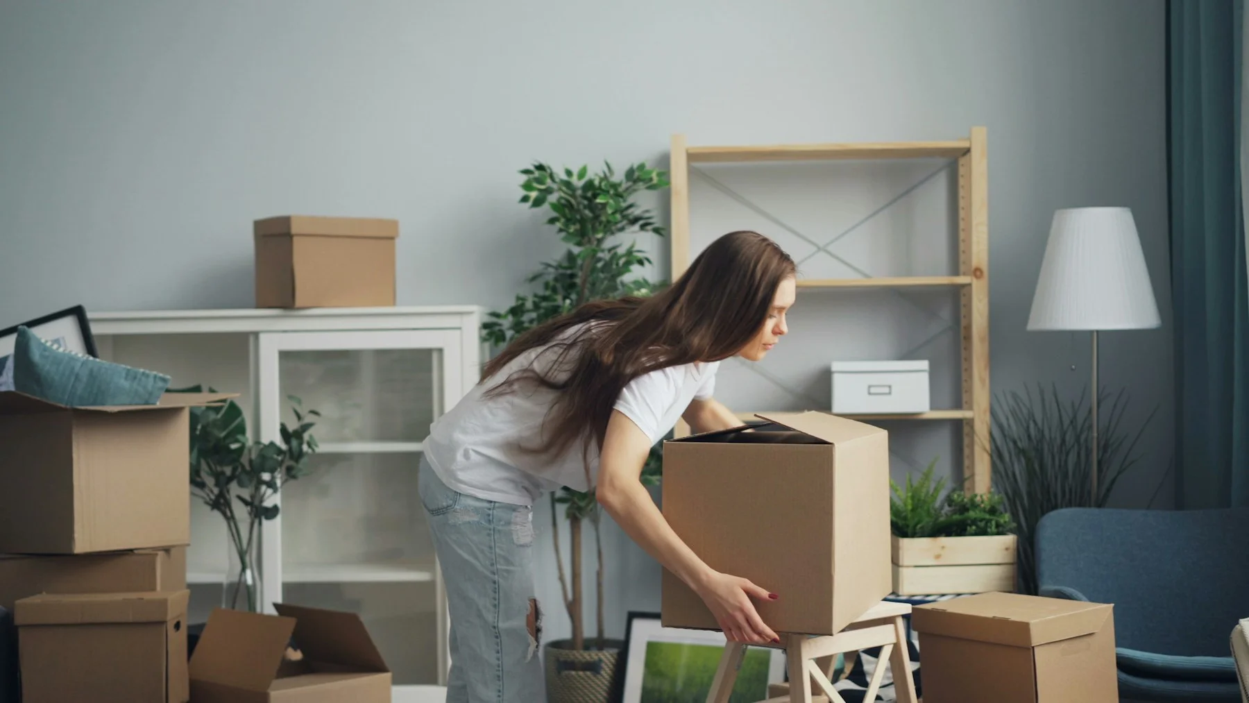 Préparation de boîtes dans un logement lors d’un déménagement